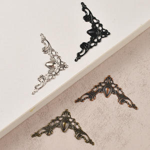 Accesorios de hierro calado triangulares, piezas decorativas de estilo moderno para empaques, bordes decorativos para disfraces antiguos, ópera, corte y drama. - Product Image 1