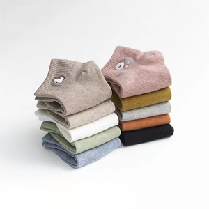 Chaussettes courtes décontractées en coton pour femmes, respirantes et absorbantes, avec logo personnalisé brodé, motif dessin animé, vente en gros - Product Image 3