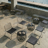 Ensemble table et chaises industrielles en fer rouge pour l'extérieur, idéal pour les cafés, salons de thé, zones de loisirs/négociation