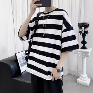T-shirt rayé noir et blanc de style hongkongais, col rond, manches cinq quarts, tendance, décontracté, basique, pour hommes, à porter au quotidien - Product Image 1