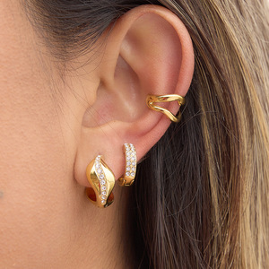 Boucles d'oreilles Huggie en acier inoxydable, forme géométrique, serties de strass, bijoux de soirée - Product Image 2