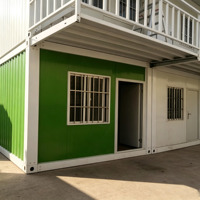 Bâtiment de bureau modulaire préfabriqué en conteneurs, 5 unités combinées, 2 étages, avec murs entièrement vitrés et grande terrasse balcon.