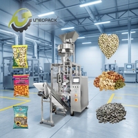 Petits sachets verticaux de pistaches, amandes, raisins secs, noix de cajou, graines de tournesol, noix, emballés automatiquement en film plastique à haute productivité