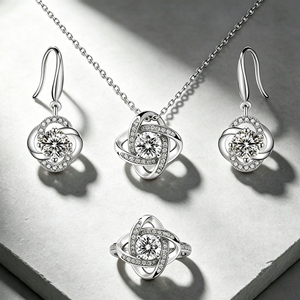 Set di Gioielli in Moissanite Placcato Argento 3 Pezzi, Collana con Ciondolo a Quadrifoglio, Orecchini e Anello, Regalo Nuziale per Donne - Product Image 6