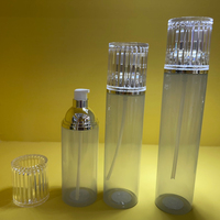 Flacon de lotion transparent en PET avec logo personnalisé, cylindrique, 100 ml/120 ml/150 ml, pompe argentée, bouchon de couleur personnalisée pour les soins de la peau et les cosmétiques