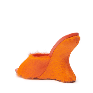 Mules compensées en fourrure de crin de cheval orange pour femme, avec talon sculpté unique et bout ouvert – Chaussures tendance et audacieuses - Product Image 2