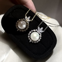 Pendentif Trèfle Ananas avec 11-12 Perles Rondes d'Eau Douce Edison, Argent et Or Bicolore, Classique Intemporel, Vente en Gros de Perles pour Femmes