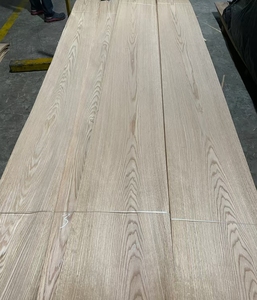 Embrassez le caractère naturel avec notre placage rustique de chêne rouge de catégorie. Ses nœuds et ses stries minérales ajoutent un charme chaleureux et authentique - Product Image 1