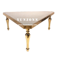 Table de salle à manger moderne, élégante et triangulaire en acier inoxydable doré Mobilier de luxe en verre pour événements et banquets en plein air et hôtels