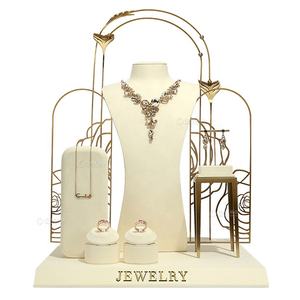 Présentoir à bijoux en métal de haute qualité, usine de présentoirs de luxe en velours et résine, présentoirs à bijoux personnalisés avec logo autocollant en métal - Product Image 1