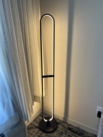 Lampe de sol en métal en forme de piste de course avec bande LED flexible intégrée et diffuseur en acrylique blanc opale
