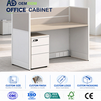 Table de réunion de bureau moderne, design carré, plateau épais, fente de gestion des câbles centrale, extrémités arrondies, placage bois