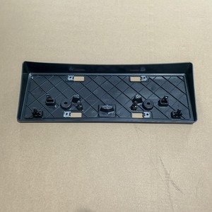 กรอบป้ายทะเบียนหน้ารถ Lexus รุ่น 52114-50480 แบบตะขอพลาสติก ระยะห่างรู 200 มม. - Product Image 3