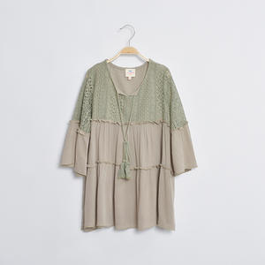 เสื้อเชิ้ตแบบใหม่สั่งทำพิเศษพร้อมปักชื่อแบรนด์บริษัท เสื้อคอวีผ้าลูกไม้สำหรับเด็กผู้หญิง มีสินค้าในสต็อกจำนวนมาก - Product Image 3