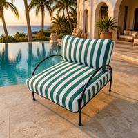 Gestreifter gepolsterter Loungesessel mit schwarzem Metallgestell, gebogener Armlehne, moderner Akzentsitzgelegenheit, Outdoor-Terrassensofa