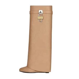 Fornitori all'Ingrosso di Scarpe Stivali Alti al Ginocchio con <span class=keywords><strong>Zeppa</strong></span> per Polpaccio Largo Alla Moda con Risvolto e Chiusura a Lucchetto Shark Lock Inverno 2023 - Product Image 2