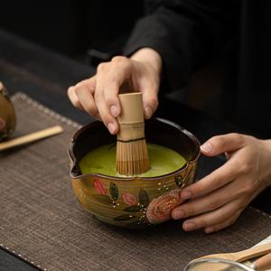 Ensemble cadeau de 8 pièces en céramique de style chinois, motif fleur de rose, pour matcha, avec bol à thé, fouet et filtre sur pied - Product Image 2