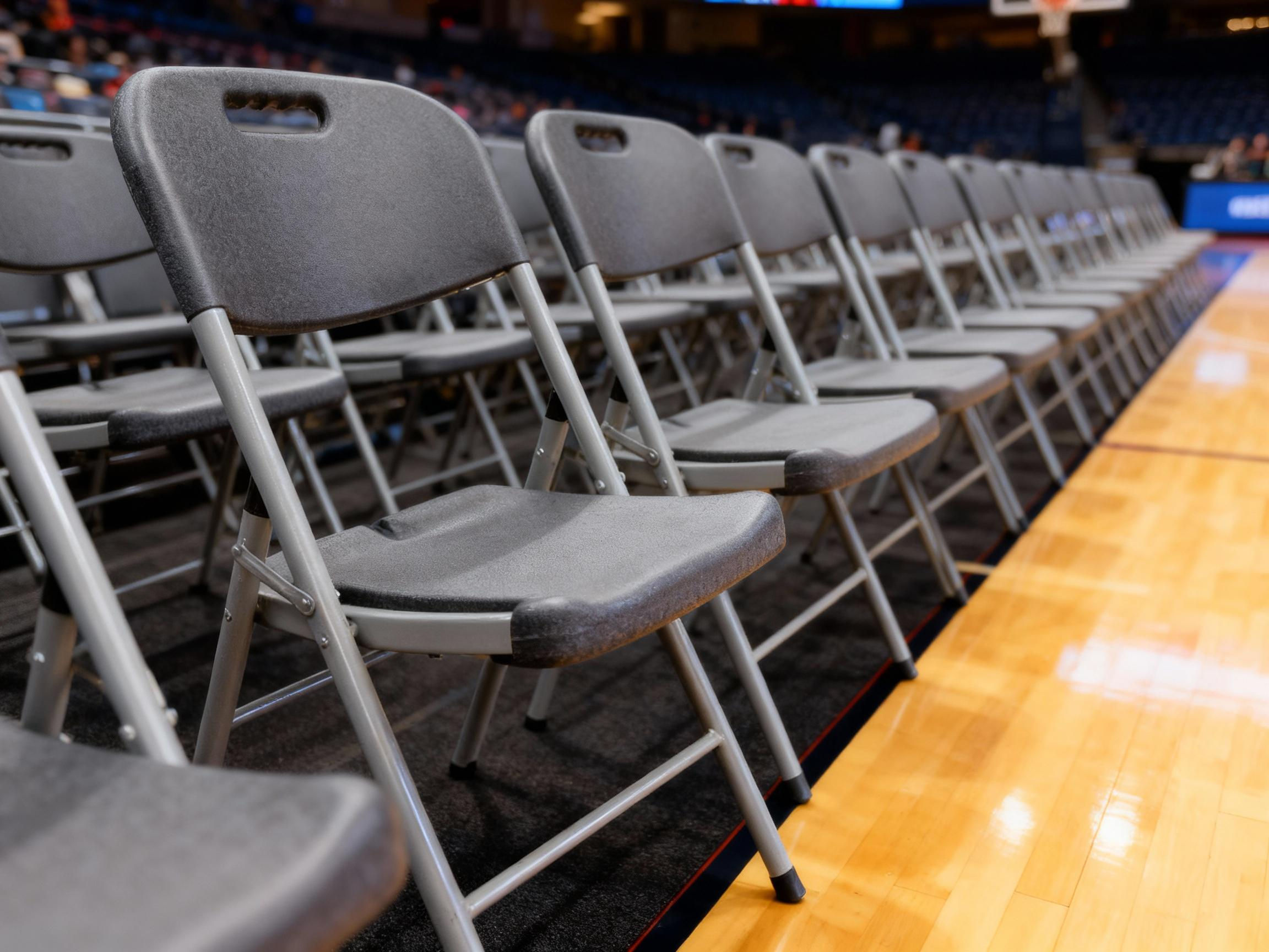 เก้าอี้พับพลาสติกสีดำ