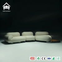 Canapé d'angle de luxe en cuir crème, canapé incurvé en bouclette avec chaise longue intégrée, éclairage LED, personnalisation haut de gamme, mobilier pour villa et manoir