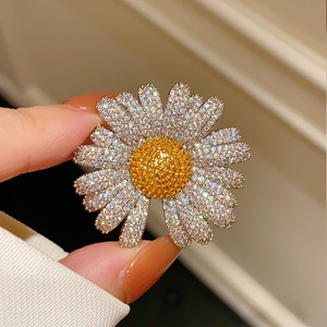 Two-Tone <b>Brass</b> Electroplated Full Diamond Zircon Daisy Brooch Elegant Temperament Women's Anniversary Suit - Product Image 6