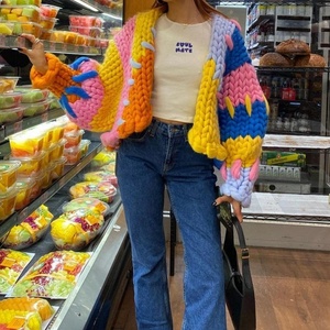 Cardigan en tricot color block arc-en-ciel pour femme, automne et hiver, tricoté à la main, épais, en crochet - Product Image 3