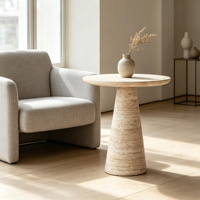 Table d'appoint en marbre travertin beige de luxe. Table d'appoint élégante en pierre naturelle conique pour la décoration moderne du salon.