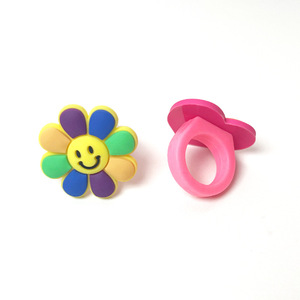 Arco Iris niños PVC suave silicona chica anillo fiesta regalo - Product Image 2