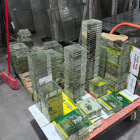 Plaques de verre borosilicate 3.3 de qualité supérieure, fabriquées en usine, offrant une transmission lumineuse optimale et résistantes aux températures élevées.