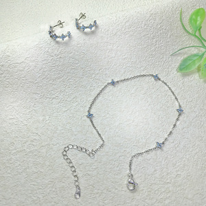 Collana con Mini Fiore Blu Nuova Collezione 2026 per l'Estate, Stile Dolce da Donna, in Rame Placcato Oro, Collana a Catena - Product Image 3