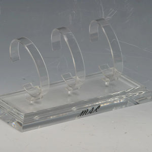 Expositor de Lujo Blanco para Relojes con Anillo en C y Base Transparente de Acrílico para Mostrador de Tienda o Vitrina - Product Image 1