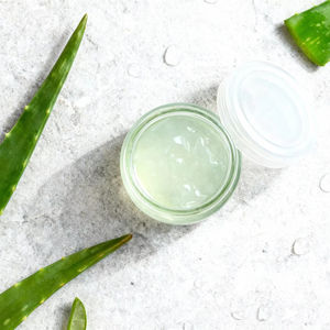 Extracto líquido de aloe vera crudo premium de calidad transparente para formulaciones de cuidado de la piel y aplicaciones de belleza a granel - Product Image 1