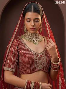 Fournisseur indien : Lehenga Choli évasé en soie slub royale avec blouse et dupatta de créateur, idéal pour les tenues de soirée ethniques, disponible à la vente - Product Image 2