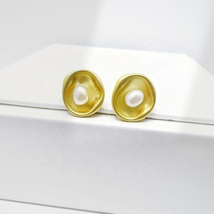 Boucles d'oreilles rondes vintage tendance en argent sterling 925, faites à la main, style coréen, délicates, pour femme, avec perles baroques en or 18 carats. - Product Image 2