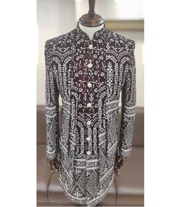 Ensemble indowestern pour homme pour mariage, fabriqué en tissu de velours riche, comprenant un kurta brodé et une veste de style ouvert pour les fêtes - Product Image 5