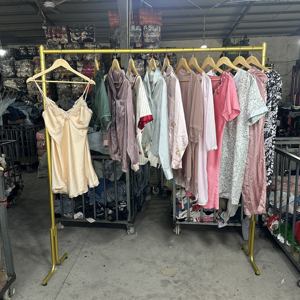 Vêtements d'occasion en gros <span class=keywords><strong>de</strong></span> haute qualité à prix abordable – Vêtements d'été mixtes d'occasion, pyjamas en soie pour femmes, enfants et hommes - Product Image 1