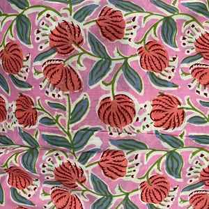 กระเป๋าผ้าฝ้ายลายควิลท์ที่ใช้งานได้จริง ออกแบบด้วยลายพิมพ์บล็อกมือลายดอกไม้ ให้ความทนทาน สะดวกสบาย และใช้งานได้ทุกวัน - Product Image 3