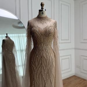 Abito da sera Serene Hill LA71885C color nudo con collo alto, maniche a mantella e piume, modello 2025, abito da cerimonia per donna - Product Image 5