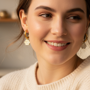 أقراط متدلية ندفة الثلج أقراط بيضاء من المينا لعيد الميلاد مطلية بالذهب من الفولاذ المقاوم للصدأ على شكل طوق مجوهرات للنساء هدية للعطلات - Product Image 2