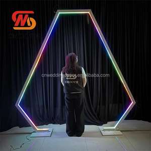 Arche d'entrée lumineuse géométrique effet tunnel pour mariage, en métal, avec éclairage LED néon - Product Image 5