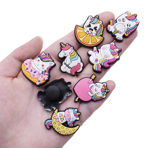 Vente en gros de chaussures <span class=keywords><strong>licorne</strong></span> breloque Promotion cadeau souvenirs mignons enfants filles <span class=keywords><strong>licorne</strong></span> accessoire de décoration de chaussures sabot en caoutchouc breloques de chaussures - Product Image 5