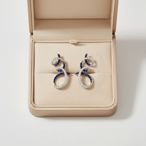 Pendientes de Oro Blanco Sólido de 18K con Diamantes Naturales y Gemas de Zafiro, Serie de Líneas Curvas, Alta Calidad, Venta al Por Mayor - Product Image 3