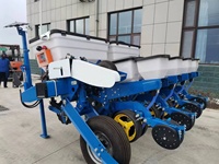 Semoir mécanique robuste à 4 rangs pour semis directes de maïs, sorgho et soja, avec système de ramassage par doigts pour une plantation de précision