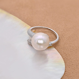 Bague ouverte minimaliste en argent massif S925 avec grande perle blanche de 10-11 mm, finition martelée effet glace pilée, perle de culture authentique - Product Image 5