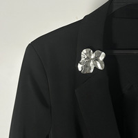 Broches de mariage en alliage plaqué, design sophistiqué d'inspiration luxueuse, bijoux polyvalents pour femmes, épingles à broches géométriques en forme de fleur