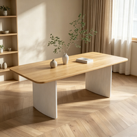 Table à manger moderne en bois massif avec plateau en céramique et base cannelée blanche en placage de frêne, mobilier minimaliste pour salle à manger.