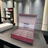 Emballage de cadeau en carton rigide de luxe Boîte de chocolat truffe avec logo personnalisé à fermeture magnétique rouge pour portefeuille à sushi Impression en relief