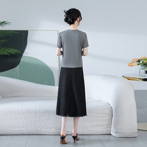 Bộ đồ giản dị cho nữ mù<span class=keywords><strong>a</strong></span> hè mới có áo thun thon gọn cổ tròn với váy denim <span class=keywords><strong>A</strong></span>-<span class=keywords><strong>line</strong></span> và bộ đồ eo mang tính biểu tượng - Product Image 2