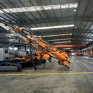 Máquina de excavación de roca 421T de superficie DTH integrada de alto rendimiento, plataforma de perforación de núcleo, nuevo motor para minería geológica dura - Product Image 6
