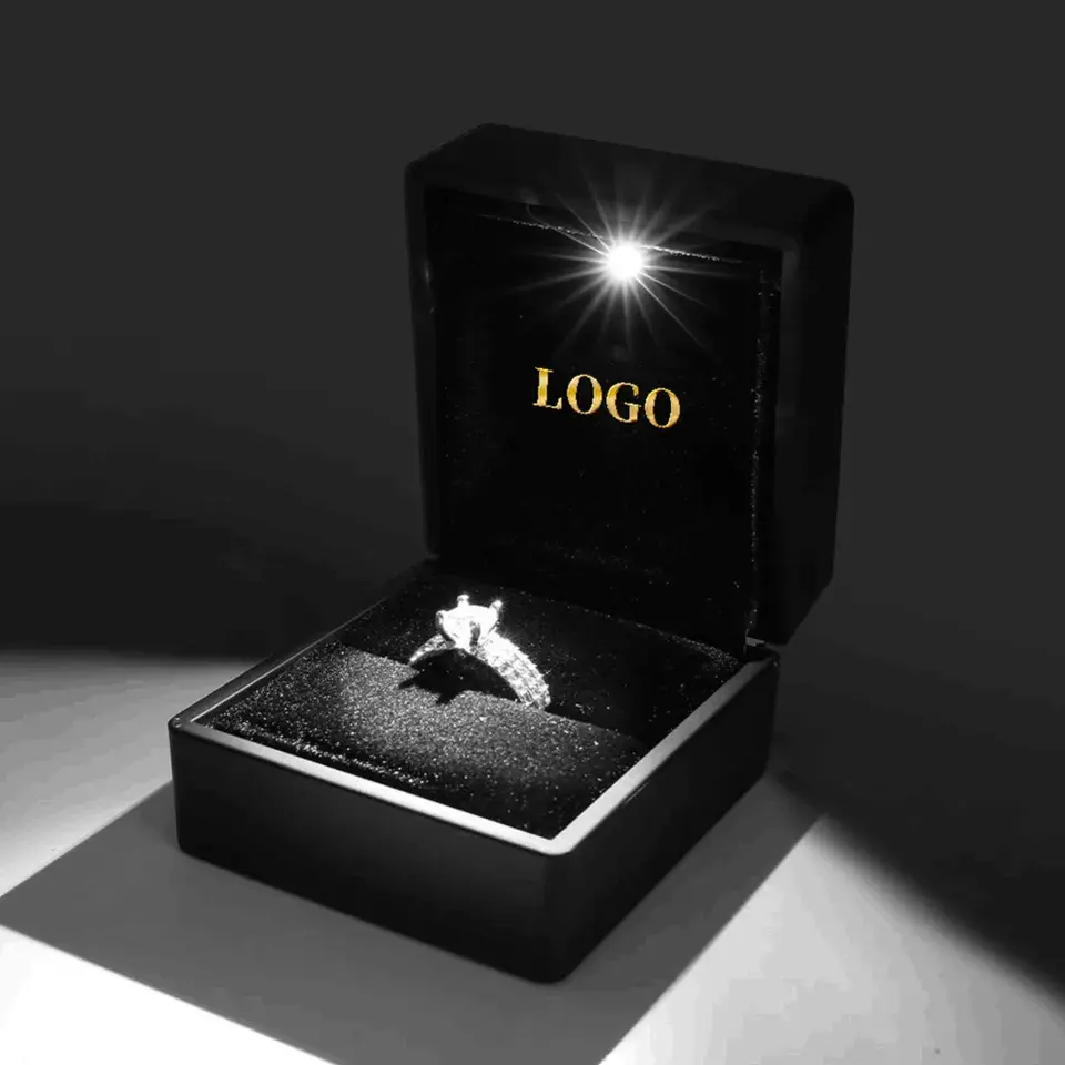 FORTE kemasan perhiasan kalung logo kustom grosir cincin liontin mewah ringan dengan kotak perhiasan lampu led