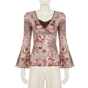 Top de mujer de corte ajustado y efecto adelgazante, estilo dos en uno, con cuello en V, bloques de color, estampado vintage, patchwork de encaje y manga acampanada, para principios de otoño. - Product Image 6